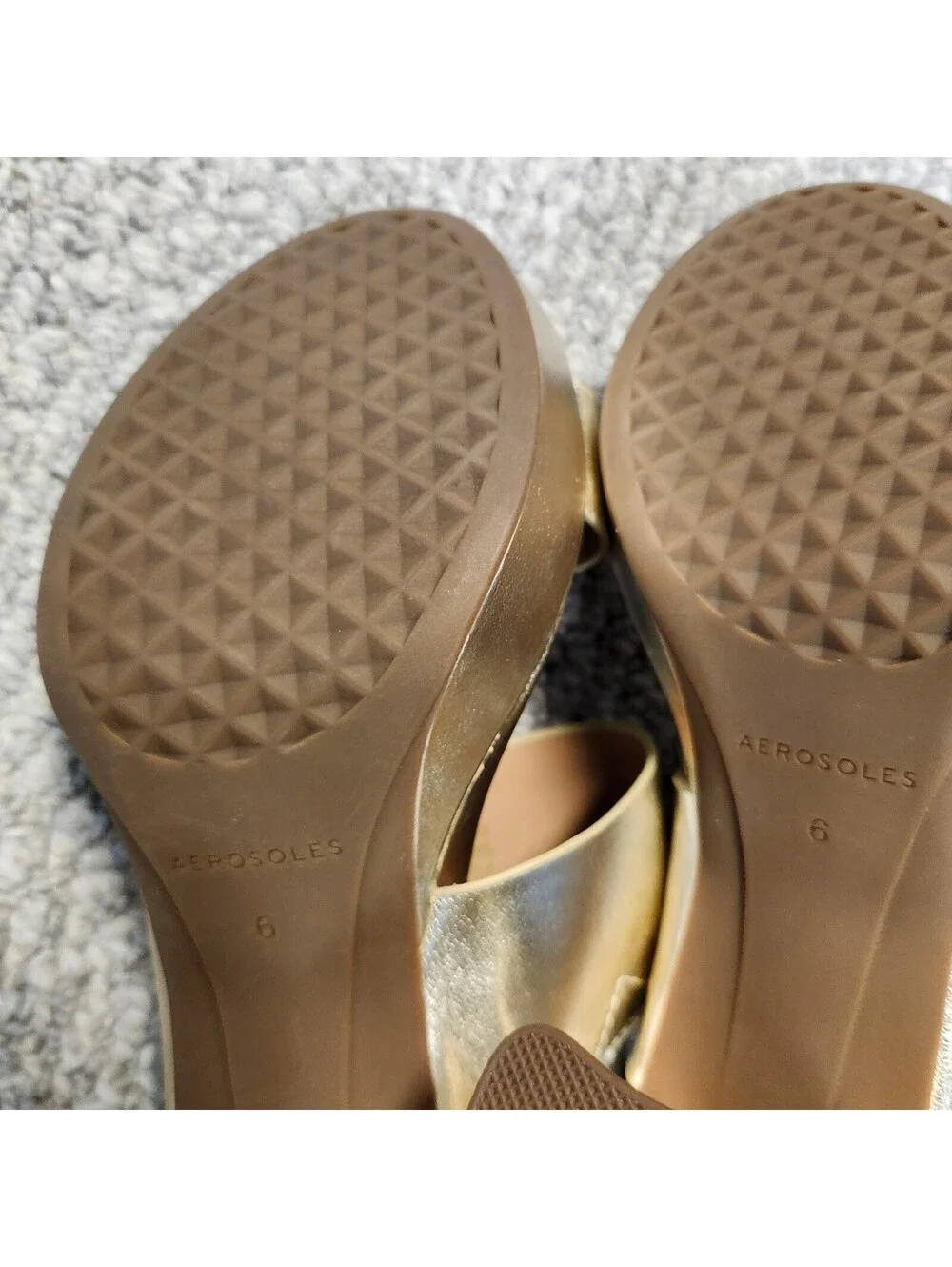 Aerosoles Camera Gold Leather Upper Heel Sandals Size 6M